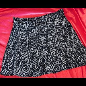 Black mini skirt w/ white flowers 🤍